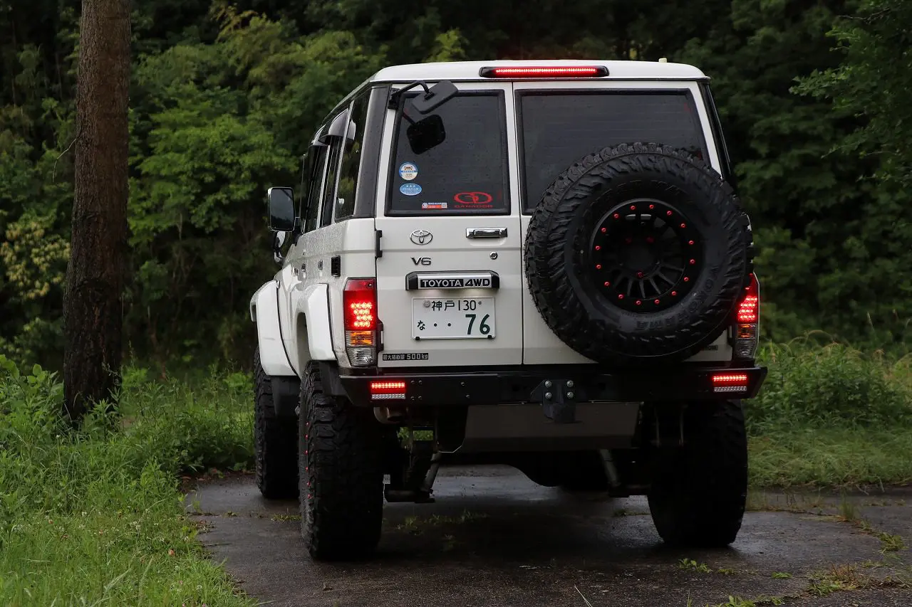 MOTORAGE Rear Bumper With Lamp for Land Cruiser 70