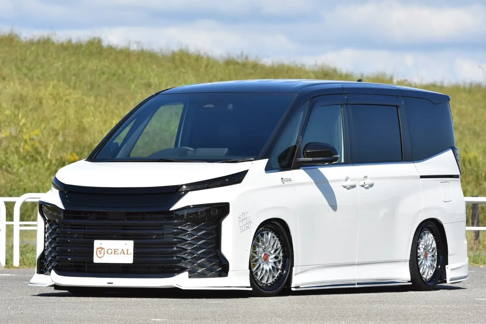 GEAL VALOREN Body Kit for Voxy 2022