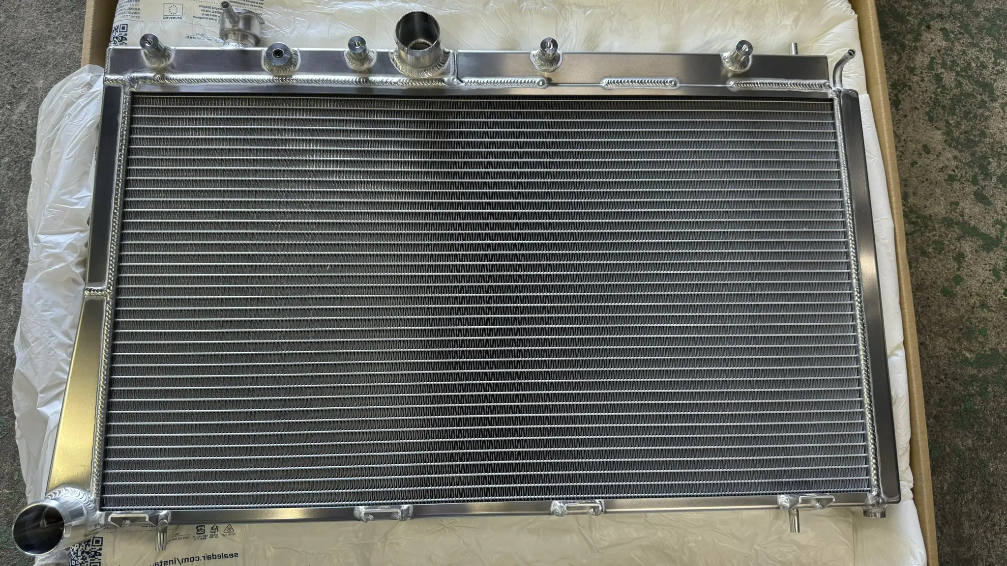 KONDO-ENGINEERING TAKUMI PROJECT DRL TURN-FLOW SIDE TANK [KIWAME] ALUMINUM RADIATOR FOR SUBARU IMPREZA / WRX S4 / STI